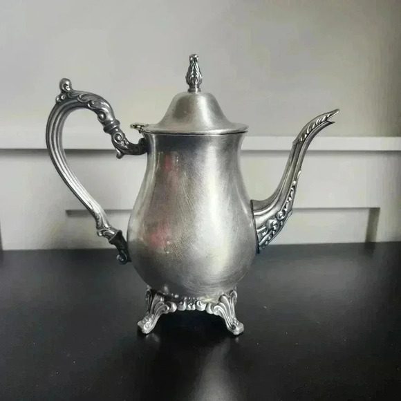 Oneida USA Silver Plated Ornate Footed Coffee Teapot - Picture 2 of 6